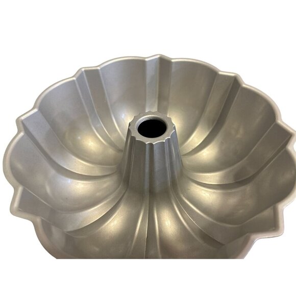 Nordic Ware Original Bundt Pan 10" - Picture 5 of 8